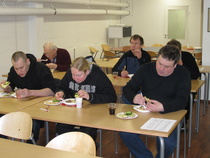 Kevätkokouksen jälkeen ruokailemassa takana vasemmalta Kalevi Keinänen,Mika Heiskanen edestä vas. Tero Kinnunen
Virva Tikkanen ja Hannu Savolainen.