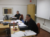 Toimitsia Matti Leinonen pitää tilannekatsausta syyskokouksessa
19.11.-11 ja puheenjohtaja Pekka Väisänen seuraa tarkkaavaisena.